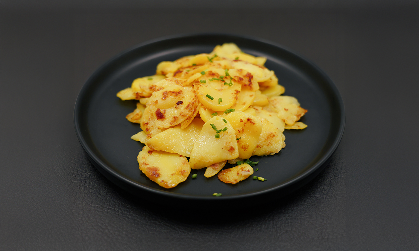 Grocholl Bratkartoffeln mit Schinken und Zwiebeln , angerichtet- Normalansicht