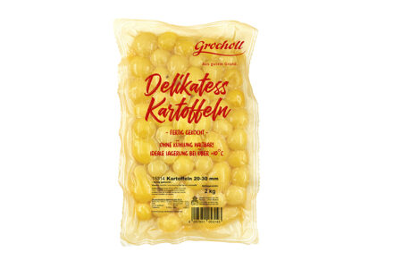 Eine Packung mit durchsichtiger Verpackung. Darin zu sehen ganze Kartoffeln mit einem Durchmesser von 20-30mm. Es sind abgepackte, gekochte Kartoffeln der Marke Grocholl.